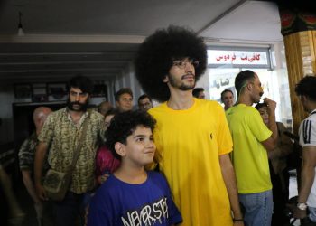 نمایش گاو مجسم با حضور هنرمندان برگزار شد