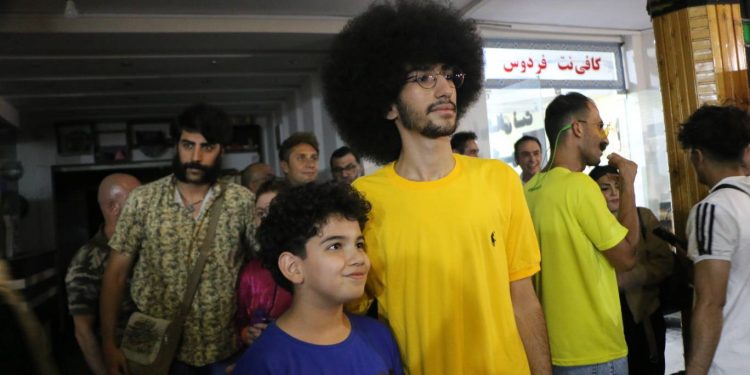 نمایش گاو مجسم با حضور هنرمندان برگزار شد