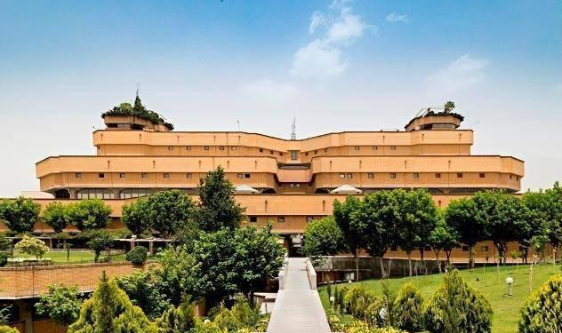 آقای تاجرنیا به ارزشهایی مانند صداقت و عدالت ملتزم باشد