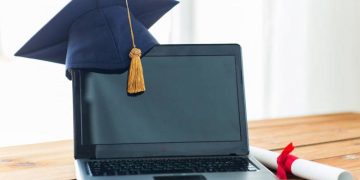 جولان دادن آقا زاده ها در دانشگاه آزاد خمینی شهر