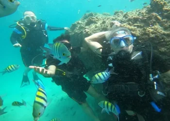 آسمان و آب در جزیره کیش آرام شد