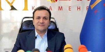 انرژی خورشیدی با مرد جوان صنعت خورشیدی