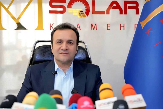 انرژی خورشیدی با مرد جوان صنعت خورشیدی