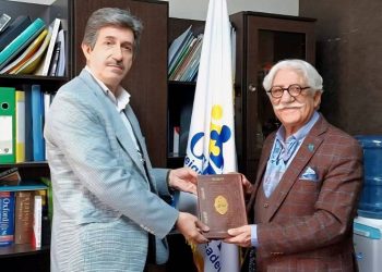 هدیه ویژه به استاد ارتباطات؛ پیام پنهان پشت این تجلیل چیست؟