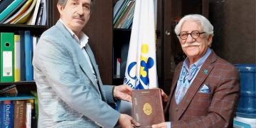 هدیه ویژه به استاد ارتباطات؛ پیام پنهان پشت این تجلیل چیست؟