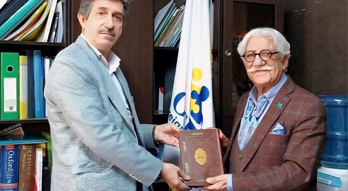 هدیه ویژه به استاد ارتباطات؛ پیام پنهان پشت این تجلیل چیست؟